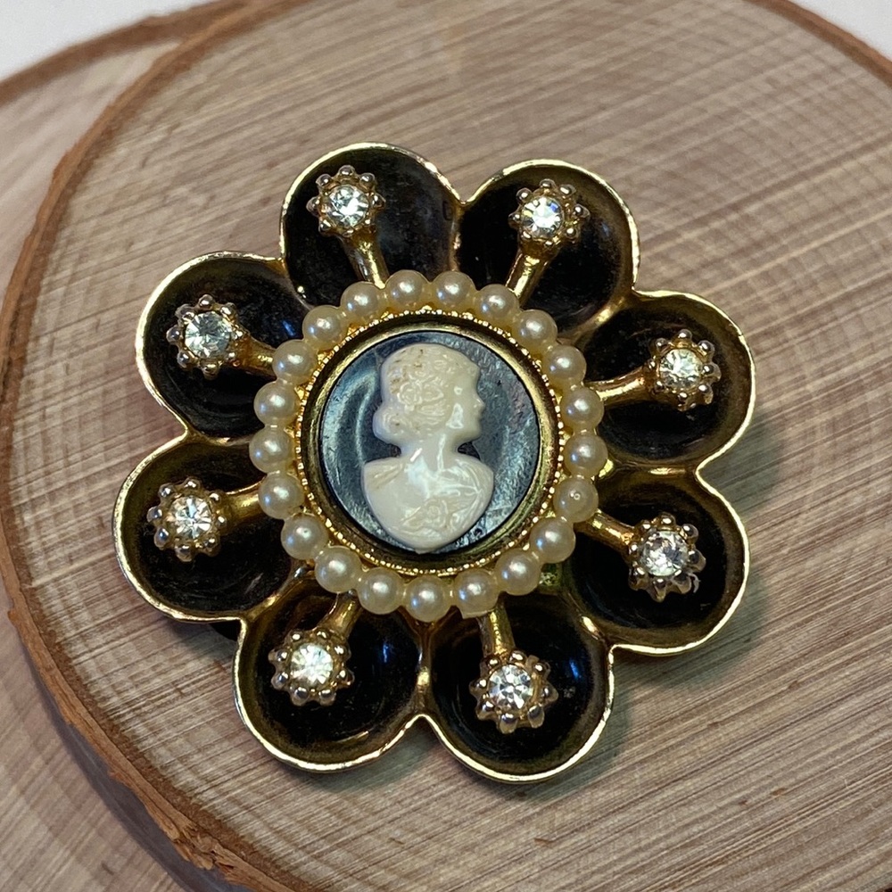 Vintage Coro pinwheel cameo brooch pin